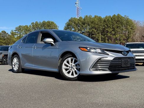 Used 2022 Toyota Camry LE image 2