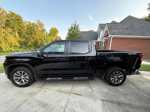 Used 2022 Chevrolet Silverado 1500 LT AWD/4WD image 1