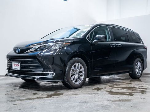 Used 2024 Toyota Sienna XLE image 3