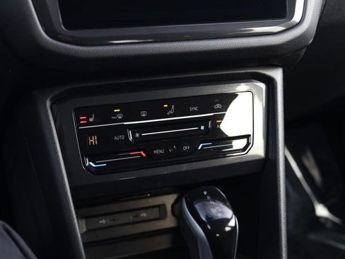 Used 2024 Volkswagen Tiguan SE image 16