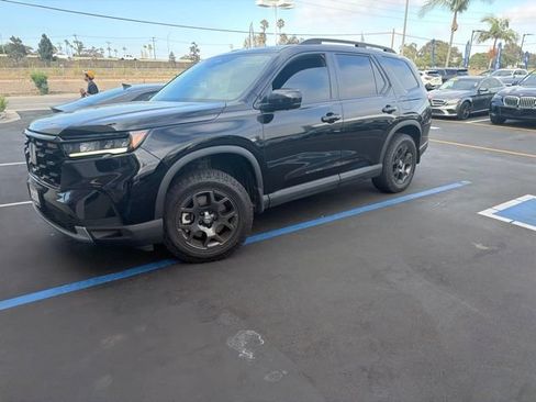 Used 2025 Honda Pilot TrailSport image 5