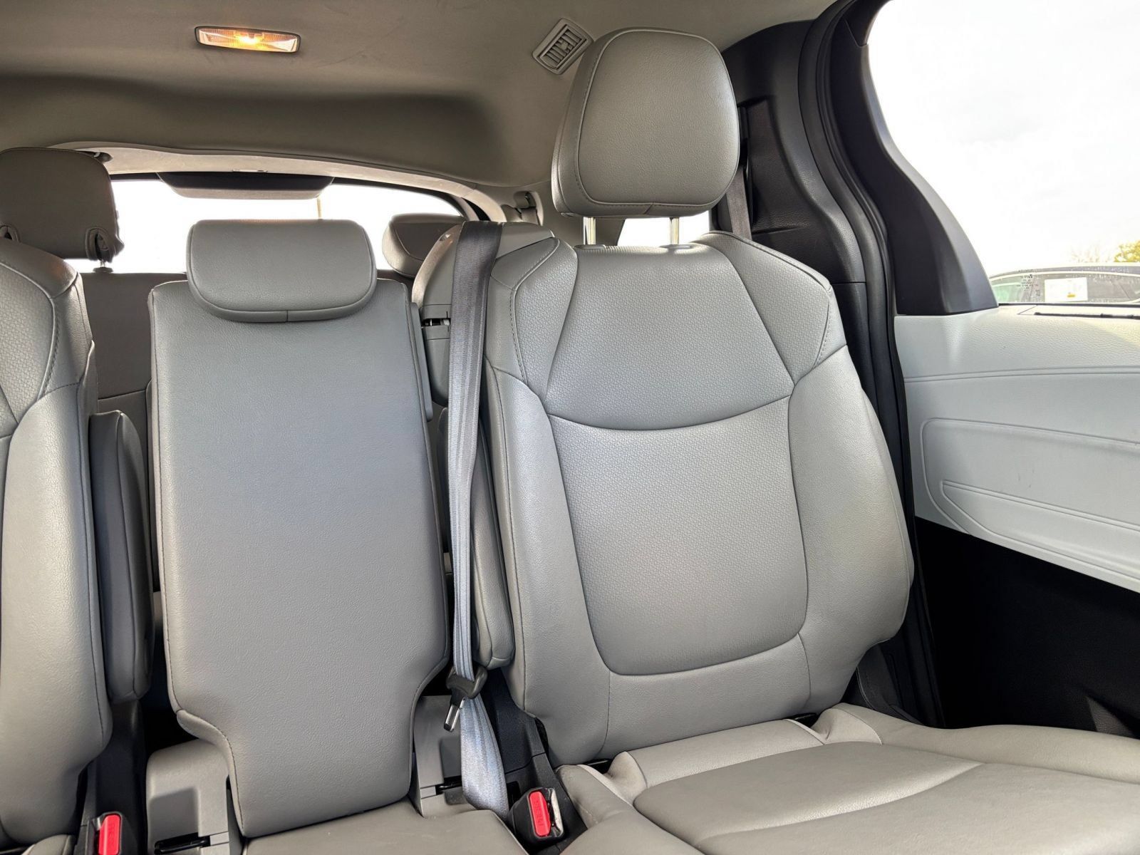 Used 2025 Toyota Sienna XLE FWD image 39