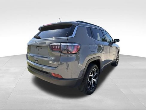 Used 2024 Jeep Compass Latitude AWD/4WD image 16