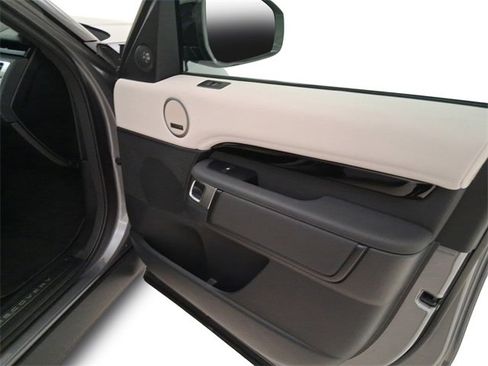 Used 2024 Land Rover Discovery S image 15