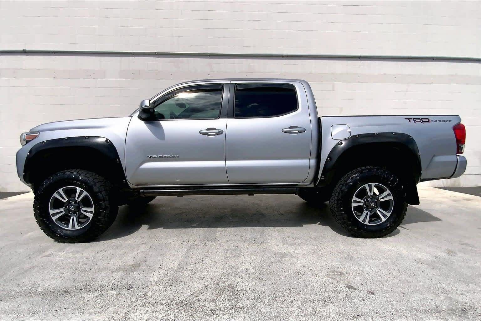 Used 2017 Toyota Tacoma 2WD Double Cab image 3
