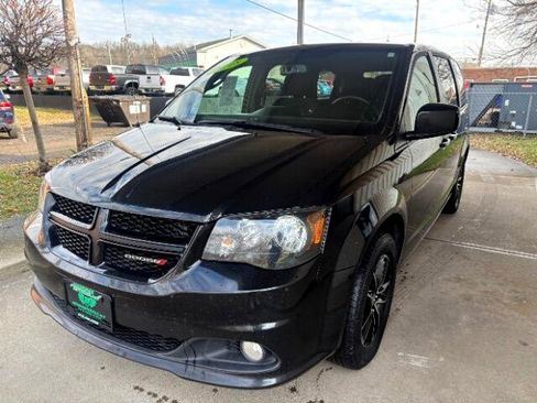 Used 2018 Dodge Grand Caravan SE image 2