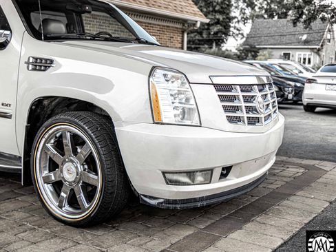 Used 2010 Cadillac Escalade EXT Luxury image 4