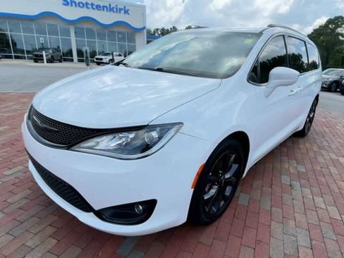 Used 2018 Chrysler Pacifica Touring Plus w/ S Appearance Package FWD image 5