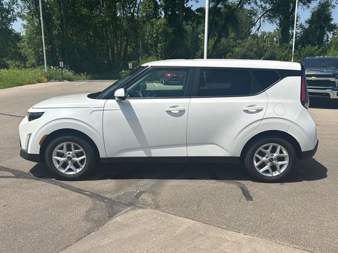 Used 2025 Kia Soul LX w/ LX Technology Package FWD image 2