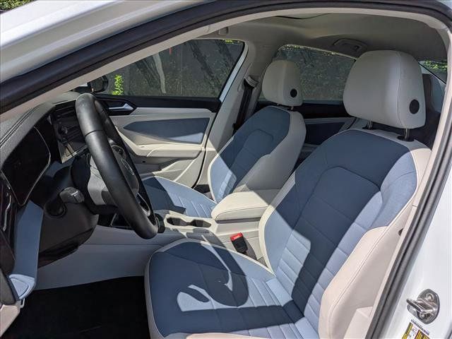 Certified 2025 Volkswagen Jetta SE w/ Sunroof Package FWD image 23