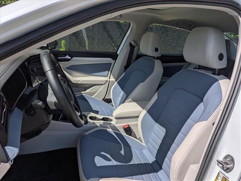 Certified 2025 Volkswagen Jetta SE w/ Sunroof Package FWD image 23