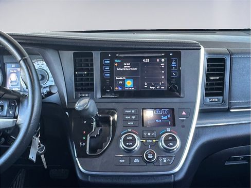 Used 2015 Toyota Sienna SE FWD image 10