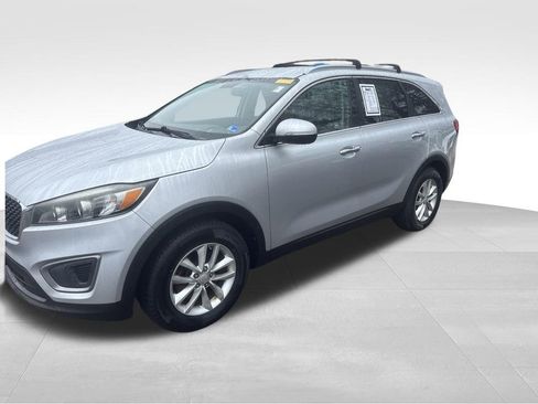 Used 2016 Kia Sorento LX w/ LX Convenience Package image 3