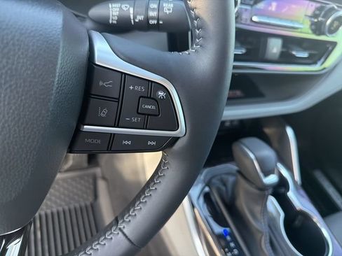 Certified 2025 Toyota Highlander Limited FWD image 18
