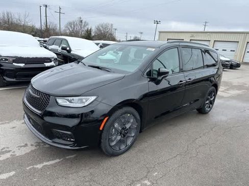 New 2026 Chrysler Pacifica Select image 2