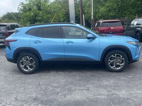 Used 2025 Chevrolet Trax LT FWD image 2