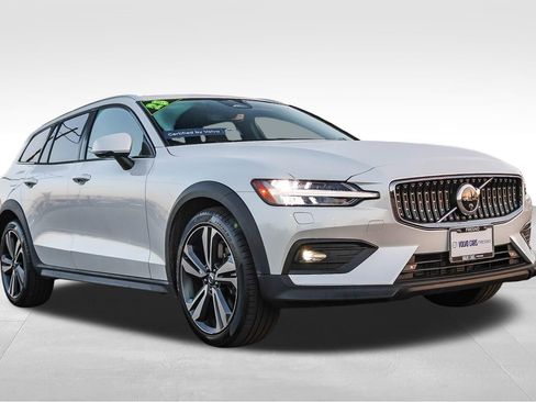 Used 2025 Volvo V60 B5 Cross Country Plus AWD/4WD image 3