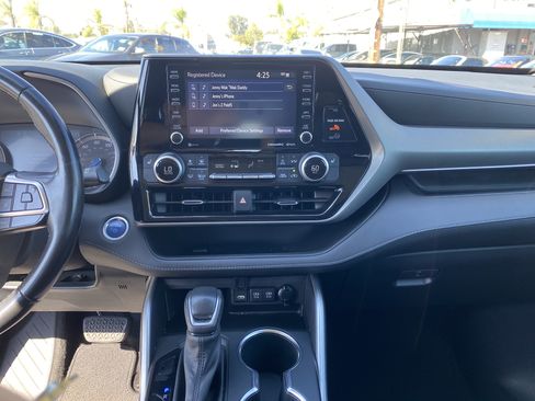 Used 2021 Toyota Highlander XLE FWD image 13