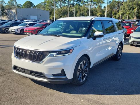 Certified 2024 Kia Carnival EX image 3