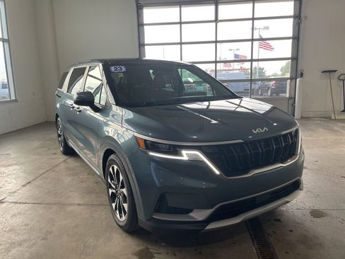 Used 2023 Kia Carnival EX FWD image 4