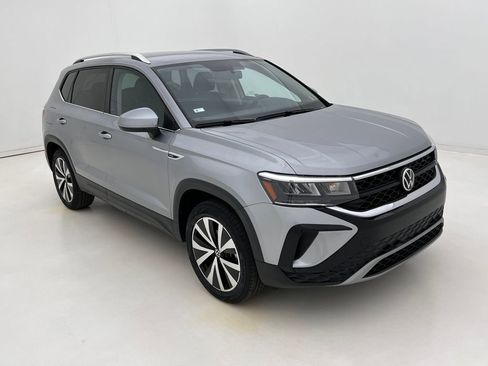 Used 2022 Volkswagen Taos SE image 2