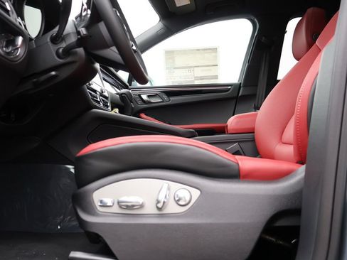 Certified 2026 Porsche Macan AWD/4WD image 34
