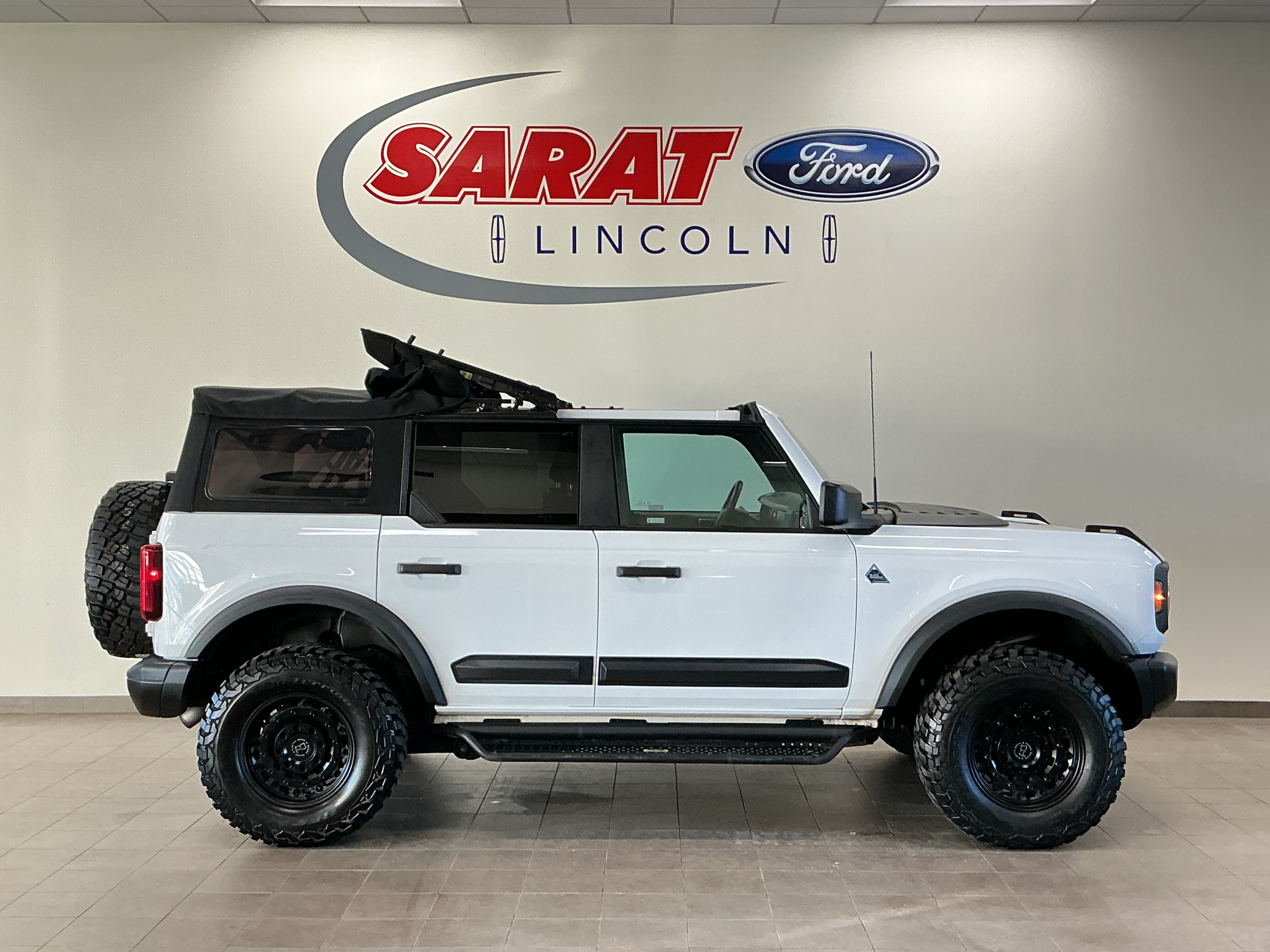 Used 2023 Ford Bronco Black Diamond AWD/4WD image 2