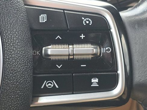 Used 2024 Kia Carnival EX FWD image 31
