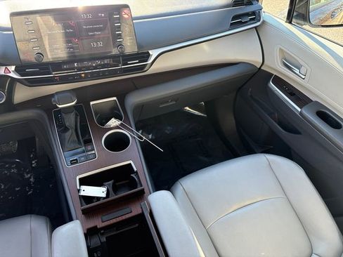 Used 2024 Toyota Sienna XLE image 21