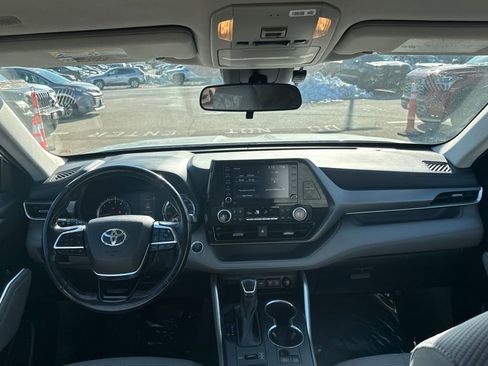 Used 2021 Toyota Highlander LE image 12