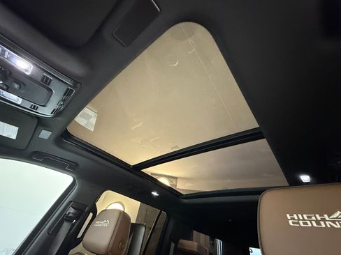 Used 2025 Chevrolet Suburban High Country image 15