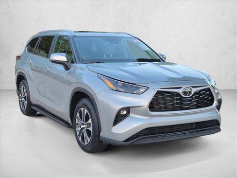 Used 2023 Toyota Highlander XLE FWD image 3