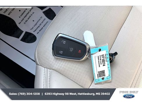 Used 2018 GMC Acadia Denali w/ Technology Package FWD image 9