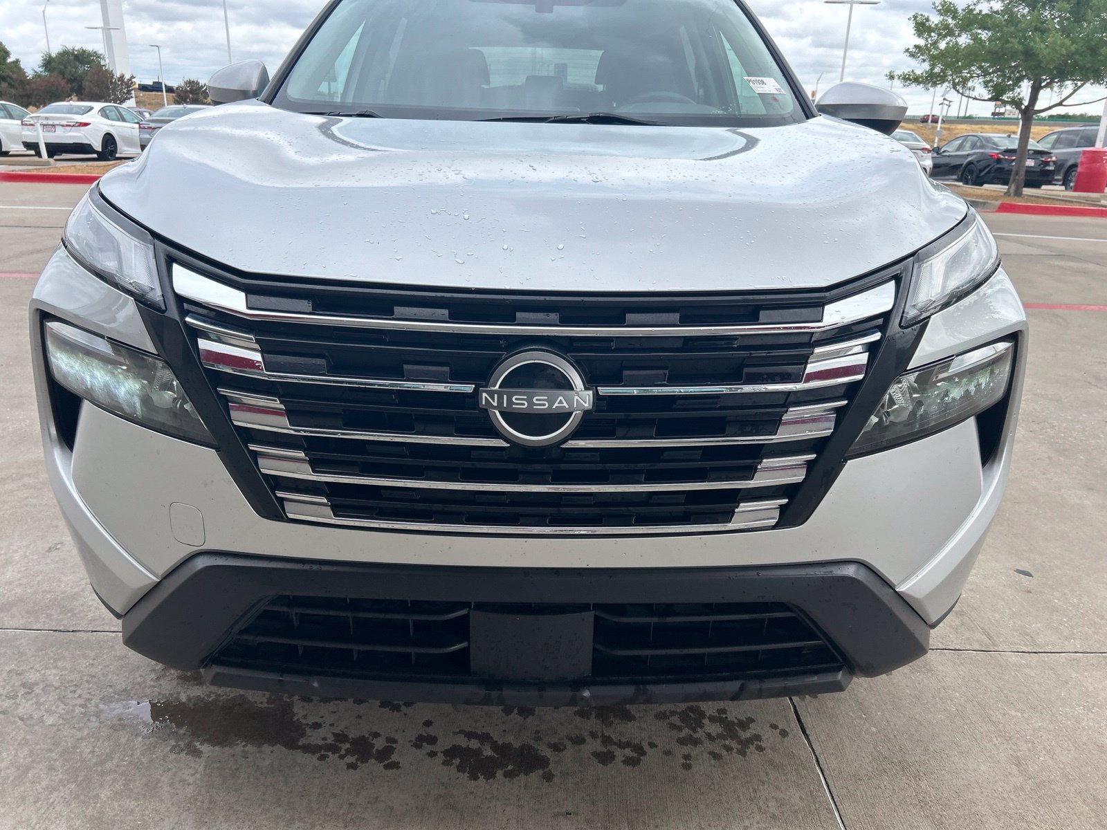 Used 2024 Nissan Rogue SV FWD image 2