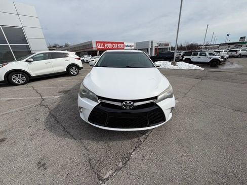 Used 2016 Toyota Camry SE image 2