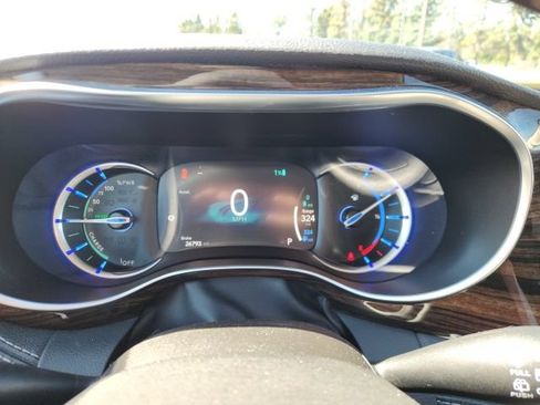 Used 2023 Chrysler Pacifica Limited w/ Uconnect Theater Family Group FWD image 11