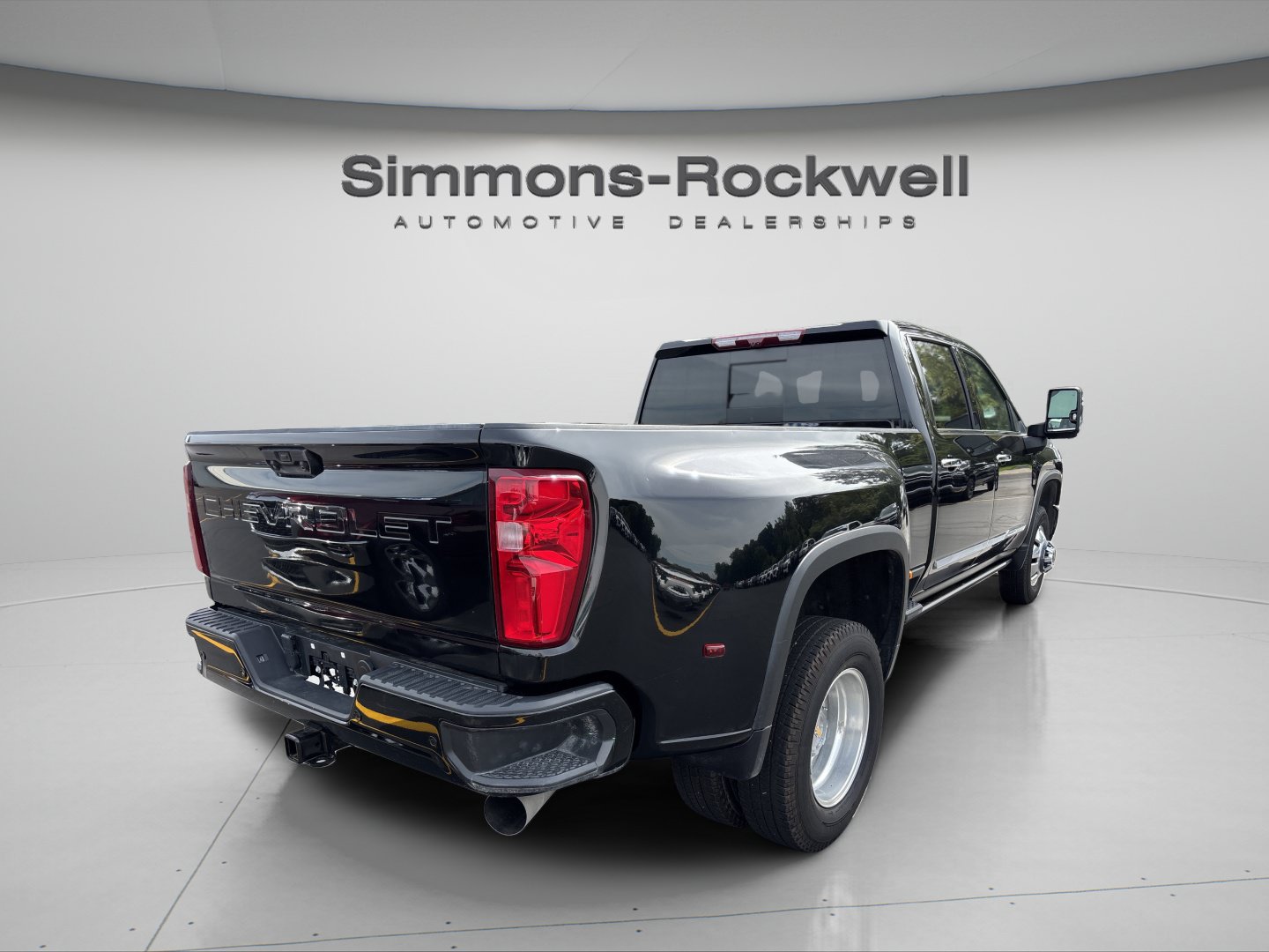 Used 2024 Chevrolet Silverado 3500 High Country w/ High Country Premium Package AWD/4WD image 4