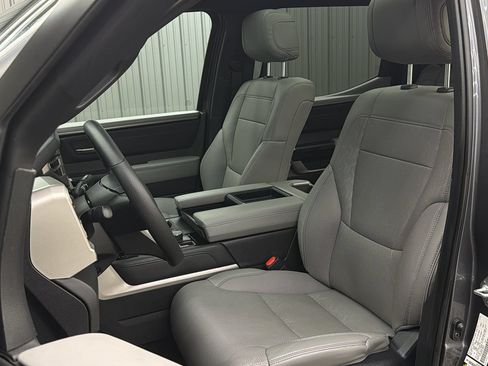 Used 2025 Toyota Tundra Limited AWD/4WD image 31