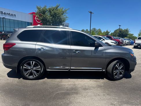Used 2019 Nissan Pathfinder Platinum AWD/4WD image 2