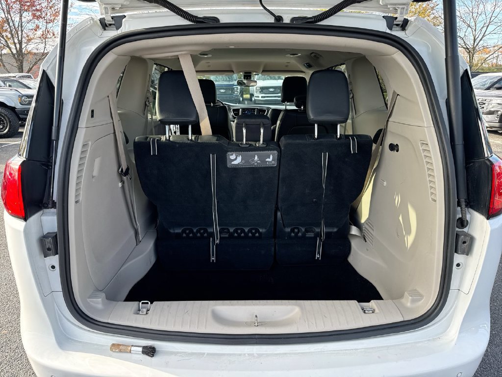 Used 2020 Chrysler Pacifica Touring-L FWD image 24
