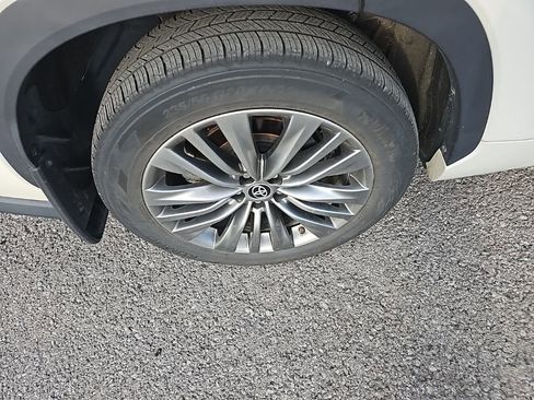 Used 2021 Toyota Highlander Platinum image 11