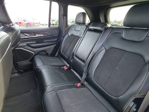 Used 2022 Jeep Grand Cherokee Altitude AWD/4WD image 18