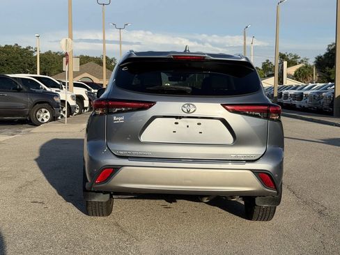 Used 2021 Toyota Highlander Platinum FWD image 6