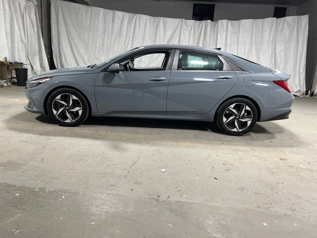Used 2021 Hyundai Elantra Limited FWD image 4