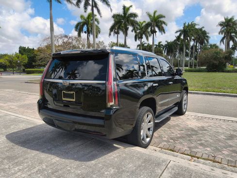 Used 2018 Cadillac Escalade Luxury image 17
