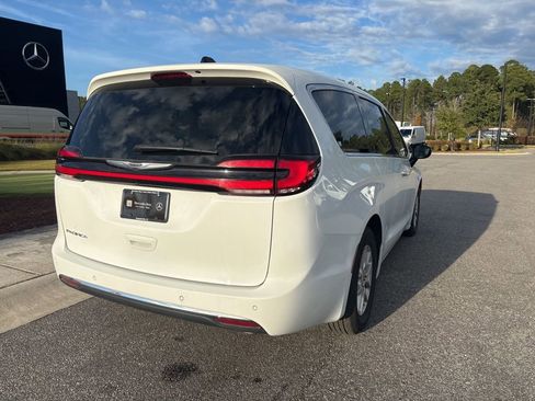 Used 2024 Chrysler Pacifica Touring-L FWD image 3