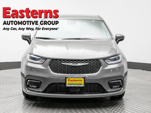 Used 2023 Chrysler Pacifica Touring-L FWD image 2