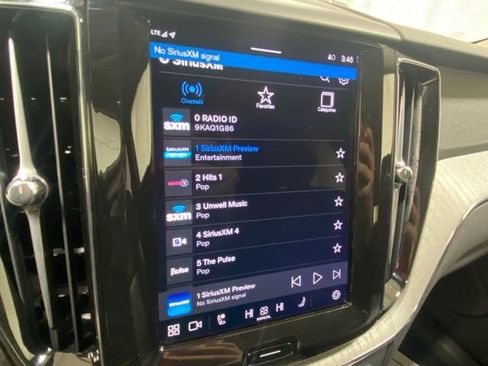 Used 2025 Volvo XC60 B5 Plus image 21