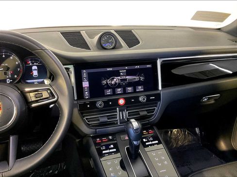 Certified 2023 Porsche Macan AWD/4WD image 16
