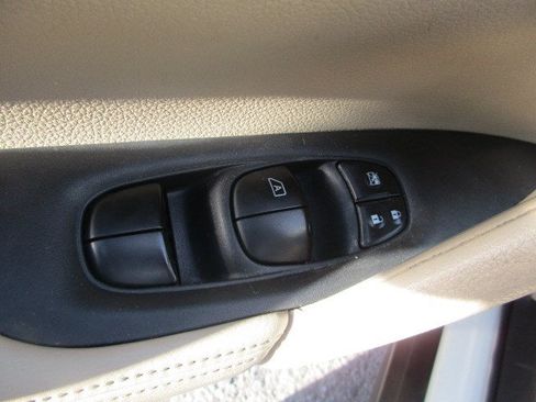 Used 2016 Nissan Rogue SV w/ SV Premium Package AWD/4WD image 16
